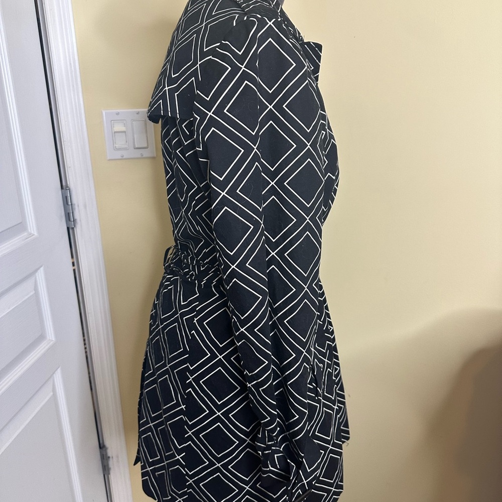 Banana Republic Geometric Black and White Trench Coat with belt - Picture 9 of 12